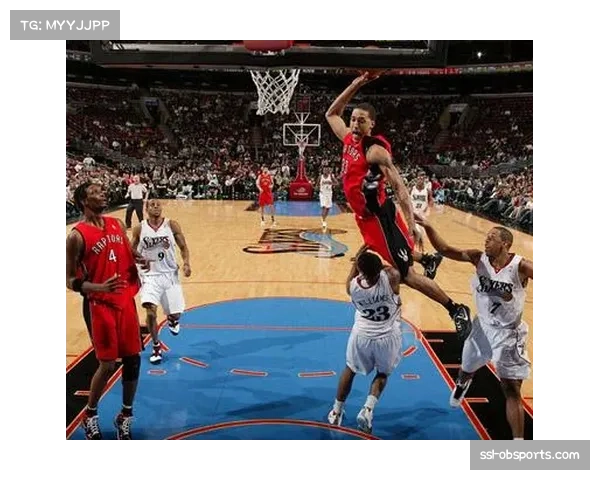 雷恩前锋卡利穆恩多进球后展示纪念T恤，悼念逝去恩师